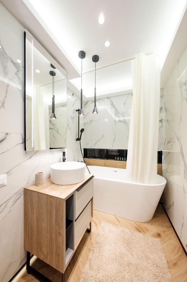 Brand New Luxury Apartment In The Heart Of Brasov Exterior photo